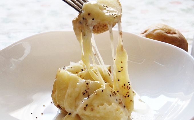 北海道美深町 牧場のラクレット1/8ホール 600g【北ぎゅう舎】 加工食品 乳製品 チーズ 