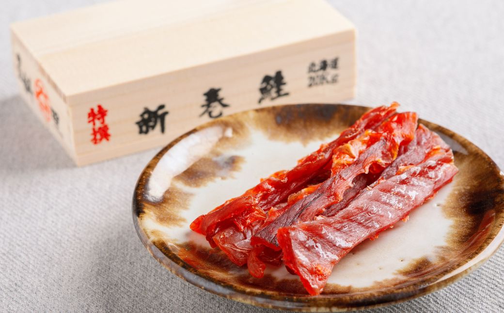 【12/15までのご入金で年内発送】【先行予約】鮭とば（新巻鮭木箱風ミニチュアケース付き）　5個セット（2025年10月以降順次発送） SHAI002