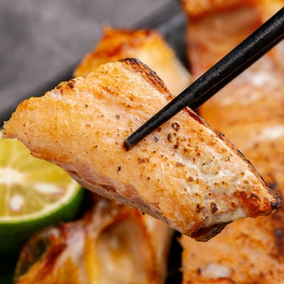 【訳あり】天然新巻鮭 食卓応援切身セット 1kg( カマ・尾切身含む)【配送不可地域：離島】【1748659】