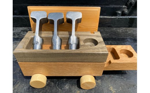 éå°21å·ãšå°çšã±ãŒã¹ïŒäžéè»äž¡ïŒïŒç·è·¯ã®èŒªåã ( ãµãããšçŽçš å°é å°é ã±ãŒã¹ è·äººæäœã éå° ãªãŒããŒã¡ã€ã åæµ·é é è»œçº æéäŒç€Ÿã¢ã¡ããã£ã»ãã©ã¹ã ) en01-00009