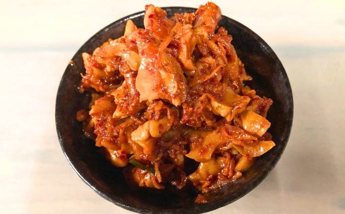 つぶキムチ 計1kg（500g×2パック）《厚真町》【株式会社めぐみ水産】キムチ 海鮮キムチ 貝 小分け 保存 冷凍 おかず 惣菜 冷凍配送 北海道 [AXAZ007]