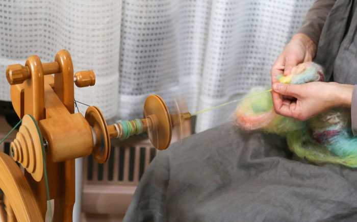 手つむぎ毛糸 ミニマフラー 製作キット 野の花の色セット《厚真町》【tenna+】 手つむぎ 手紡ぎ 手紡ぎ毛糸 毛糸 ウール 羊毛 手芸 手づくり ハンドメイド 北海道 [AXAY003]