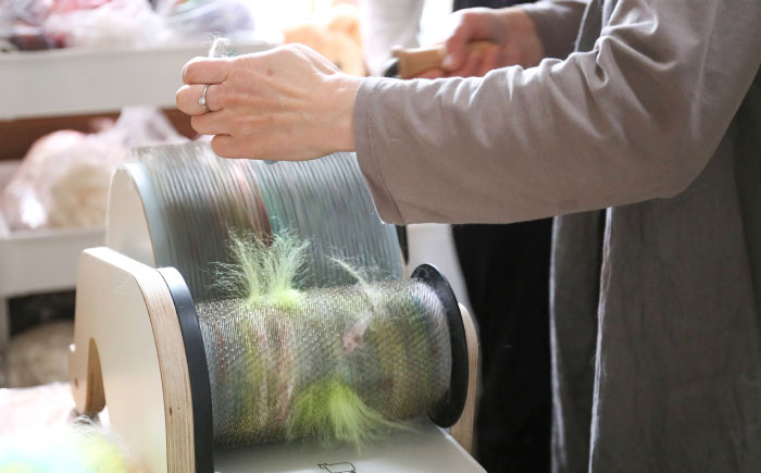 手つむぎ毛糸 ミニマフラー 製作キット 野の花の色セット《厚真町》【tenna+】 手つむぎ 手紡ぎ 手紡ぎ毛糸 毛糸 ウール 羊毛 手芸 手づくり ハンドメイド 北海道 [AXAY003]