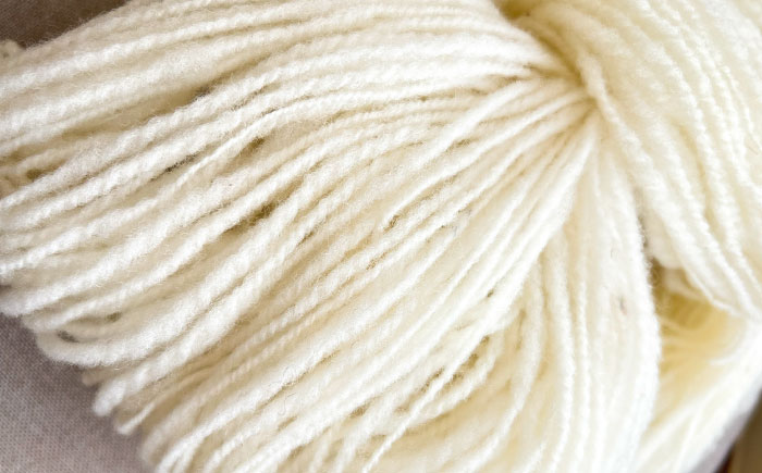 北海道産 手つむぎ毛糸 80g 《厚真町》【tenna+】 手つむぎ 手紡ぎ 手紡ぎ毛糸 毛糸 ウール 羊毛 手芸 手づくり ハンドメイド 北海道 [AXAY004]