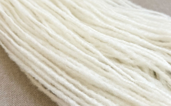 北海道産 手つむぎ毛糸 80g 《厚真町》【tenna+】 手つむぎ 手紡ぎ 手紡ぎ毛糸 毛糸 ウール 羊毛 手芸 手づくり ハンドメイド 北海道 [AXAY004]