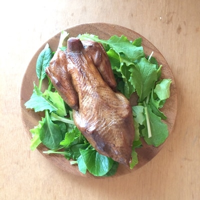 放し飼い鶏のスモークチキン700g前後【配送不可地域：離島】【1006097】