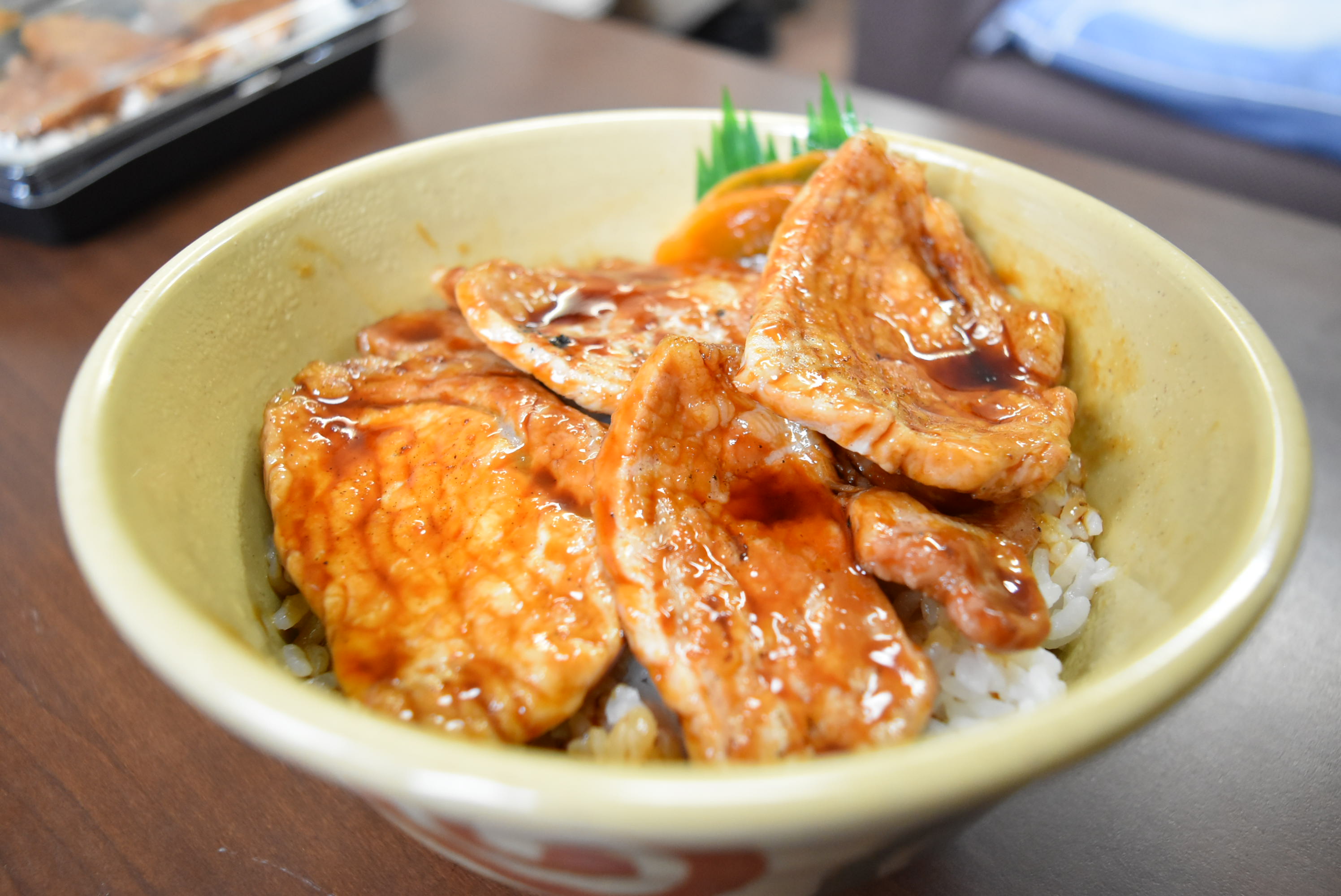 北海道十勝芽室町 特製豚丼18枚（6枚入り×3袋)・牛カルビ串3本セット　me046-002c
