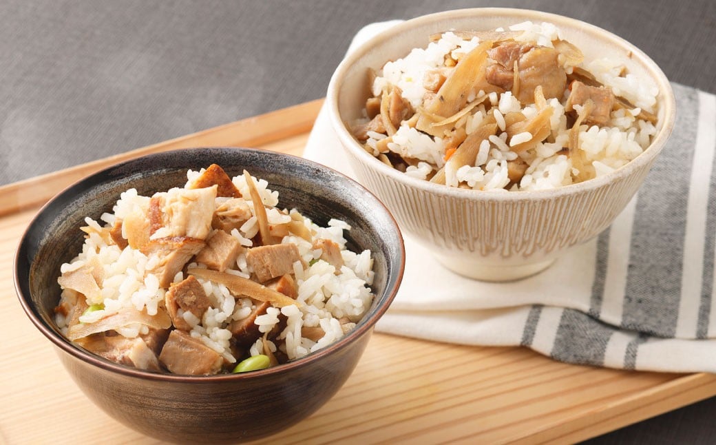 北の凍れ豚 豚めしの素 （約280g×2パック） ・ 中札内田舎どり 鶏めしの素 （約280g×2パック） 豚めし 豚飯 鶏めし 鶏飯 素 混ぜご飯 ご飯 豚肉 鶏肉 おにぎり 料理 北海道 中札内村 冷凍 [007-0214]