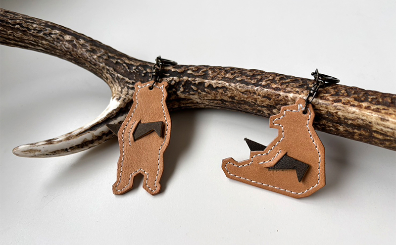 シカクマキーホルダー ブラウン (立ちポーズ)［amina+］【 本革 革小物 レザー ハンドメイド シンプル エゾシカ革 手作り キーホルダー クマ シカ 北海道 十勝 幕別 】