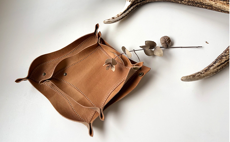 千鳥がモチーフの持ち運びできるtoriトレイ ブラウン(小)［amina+