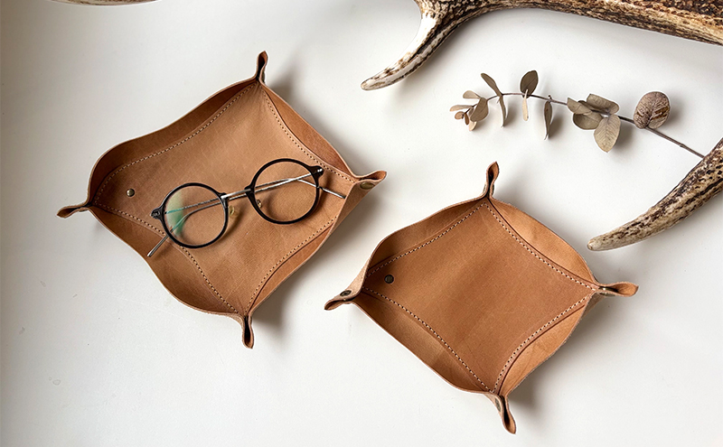 千鳥がモチーフの持ち運びできるtoriトレイ ブラウン(小)［amina+］【 本革 革小物 レザー ハンドメイド 小物入れ アクセサリートレイ シンプル エゾシカ革 手作り トレイ 置き皿 北海道 十勝 幕別 】