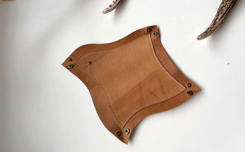 千鳥がモチーフの持ち運びできるtoriトレイ ブラウン(小)［amina+］【 本革 革小物 レザー ハンドメイド 小物入れ アクセサリートレイ シンプル エゾシカ革 手作り トレイ 置き皿 北海道 十勝 幕別 】