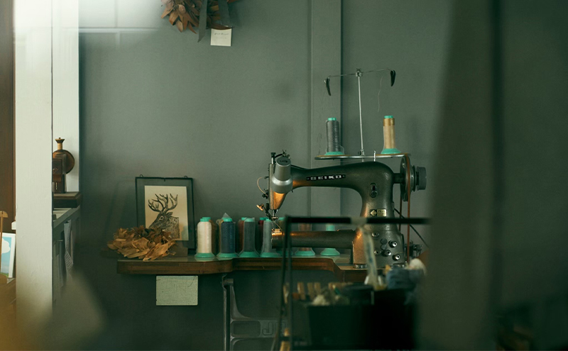 千鳥がモチーフの持ち運びできるtoriトレイ ブラウン(小)［amina+］【 本革 革小物 レザー ハンドメイド 小物入れ アクセサリートレイ シンプル エゾシカ革 手作り トレイ 置き皿 北海道 十勝 幕別 】