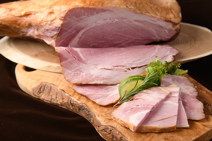 北海道 十勝骨付きハム3.8kg ハム 豚肉 肉 豚 国産 北海道産 北海道産豚 厳選 人気 おすすめ 冷蔵 十勝 池田町 パーティー ギフト 贈答