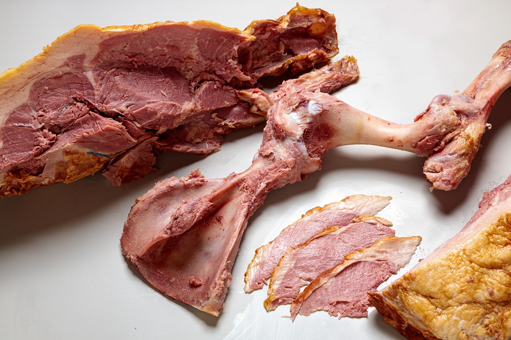 北海道 十勝骨付きハム3.8kg ハム 豚肉 肉 豚 国産 北海道産 北海道産豚 厳選 人気 おすすめ 冷蔵 十勝 池田町 パーティー ギフト 贈答