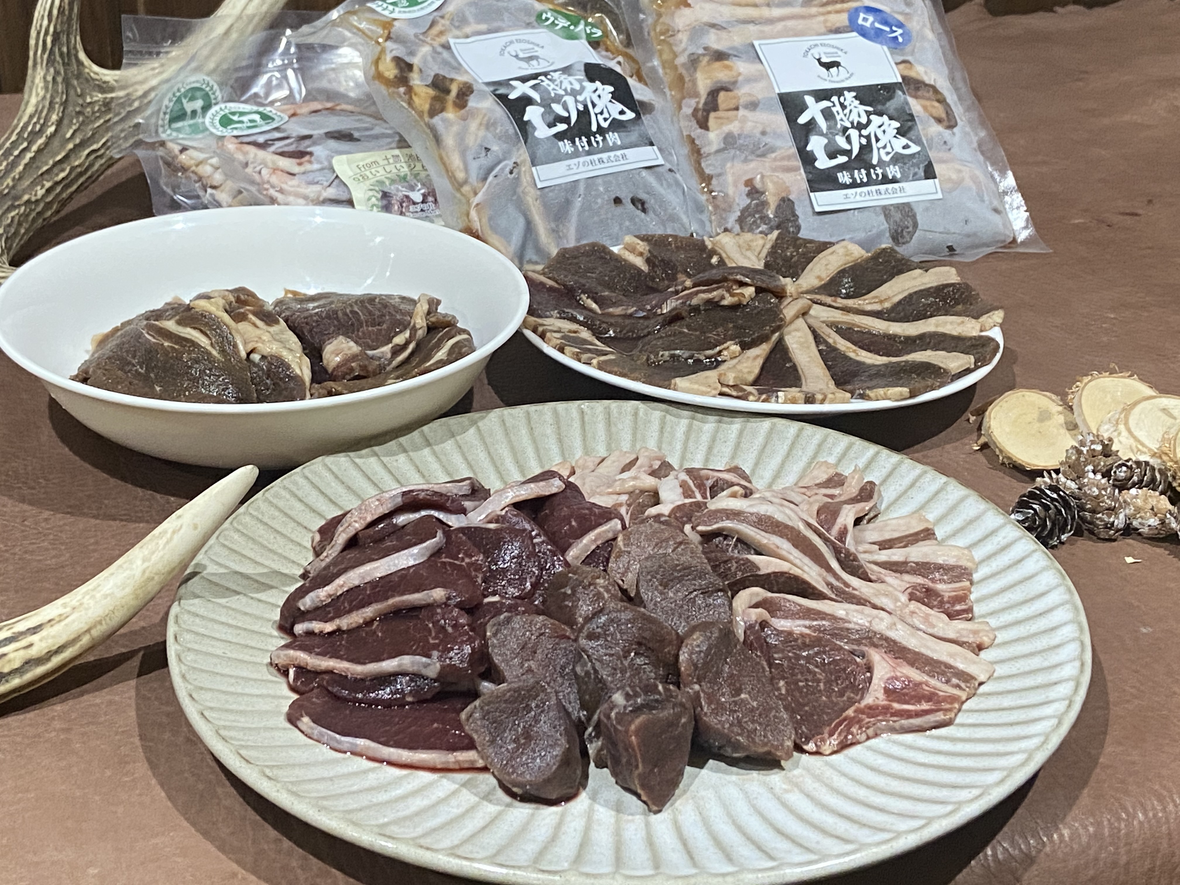北海道 十勝エゾ鹿肉 焼肉セット 1300g 5種類 冷凍 小分け ジビエ ヘルシー 高タンパク質 筋トレ 野生鹿 シカ しか 味付き 焼くだけ BBQ 焼肉 