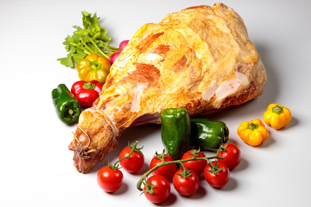 北海道 十勝骨付きハム3.8kg ハム 豚肉 肉 豚 国産 北海道産 北海道産豚 厳選 人気 おすすめ 冷蔵 十勝 池田町 パーティー ギフト 贈答