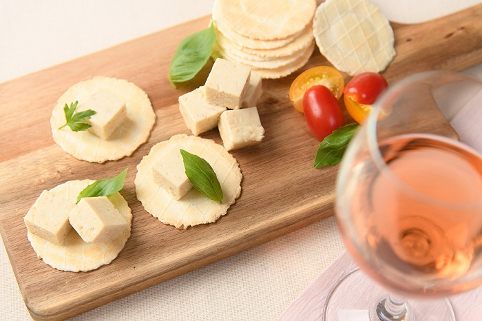 北海道池田町産山わさび入り和ちいず2個と十勝ワイン町民用ロゼ1本セット ギフト 贈答 チーズ ロゼ ワイン ロゼワイン 創作チーズ