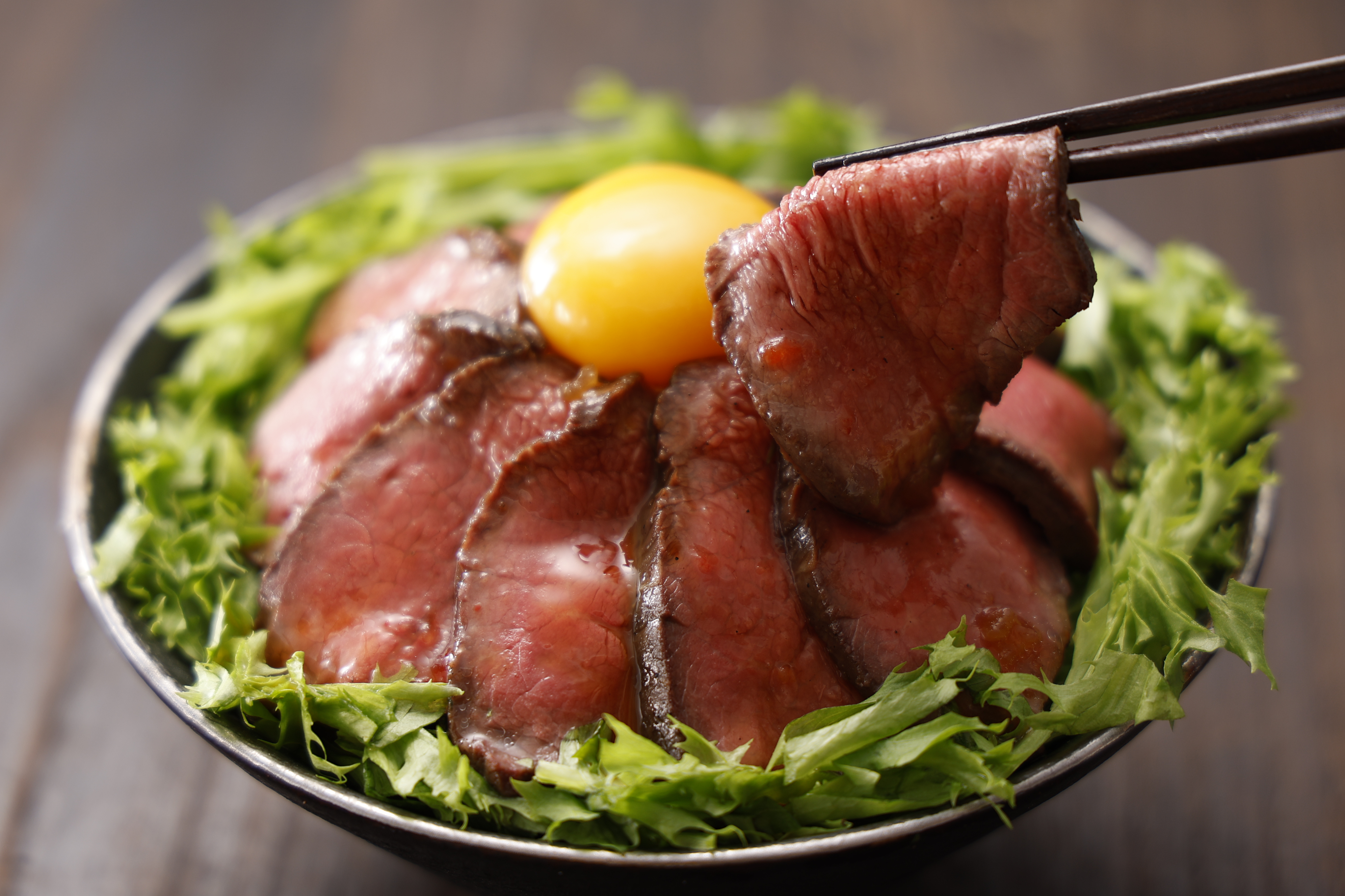 北海道 国産 十勝 ローストビーフセット 300g 1パック 冷蔵 国産牛 ローストビーフ お中元 お歳暮 ギフト 贈答 無添加 ローストビーフ  タレ付き