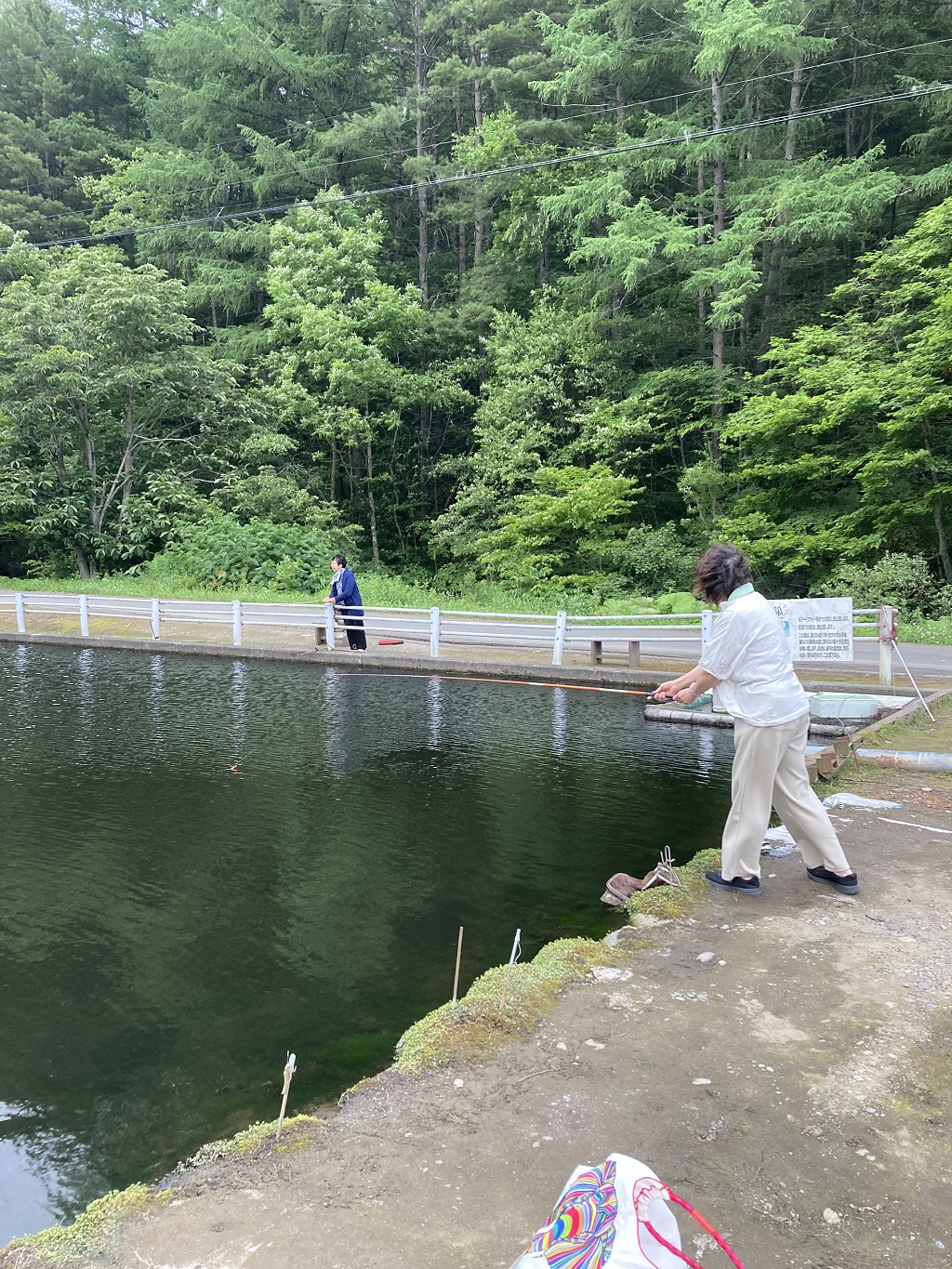 釣り堀チケット（大人1名）釣り餌付 竿付き ドナルドサーモン 持ち帰り 1時間釣り放題 内臓処理対応 BBQ無料 エサ付 釣り体験