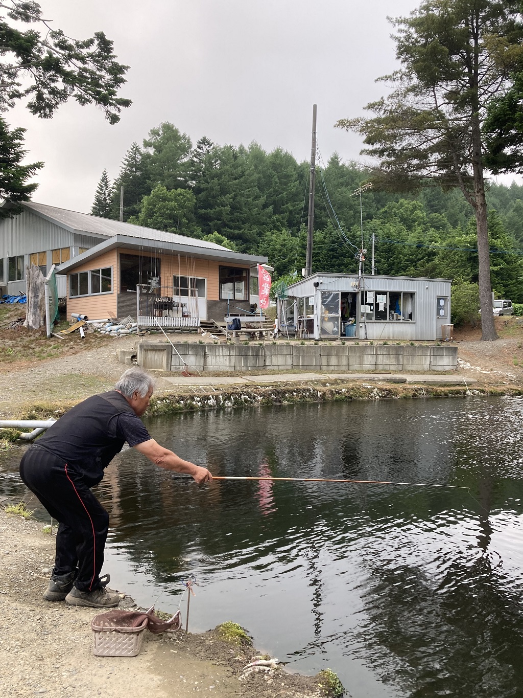 釣り堀チケット（中高生1名）釣り餌付 竿付き ドナルドサーモン 持ち帰り 1時間釣り放題 内臓処理対応 BBQ無料 エサ付 釣り体験