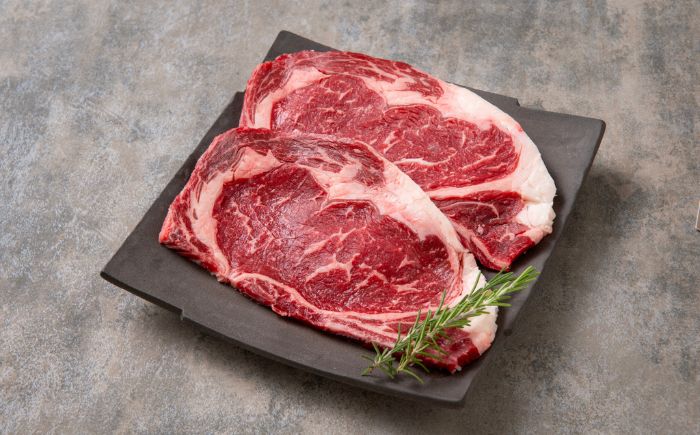 【木箱入り】 希少な赤身和牛 北海道 北十勝短角牛 ロースステーキ 300g（150g×2枚）《足寄町》【リンベル株式会社】 [BEBP002]