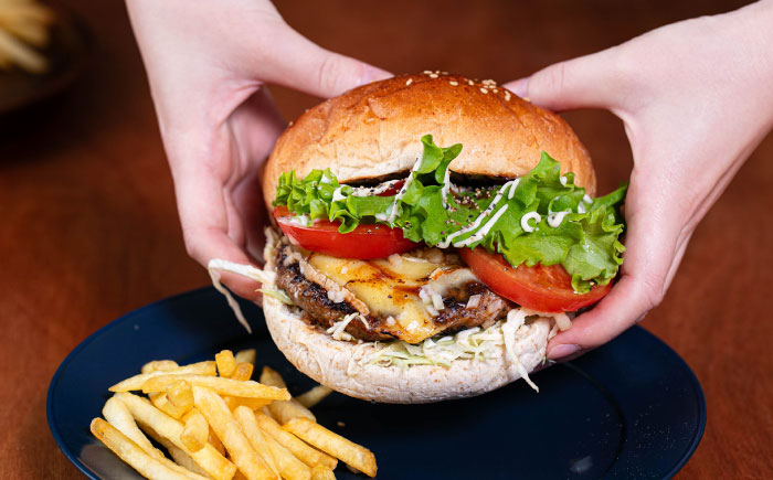 【しあわせチーズ工房】ラクレット使用！アメリカン ハンバーガーキット 4個《足寄町》【Woody bell】 [BEBM002]