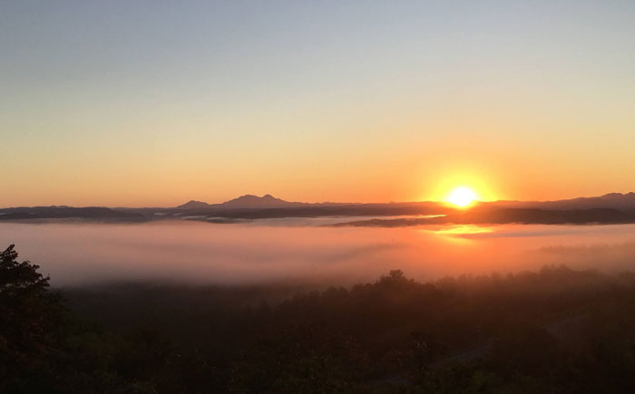 雲海に泊まれるホテル「KOYA.lab陵雲荘」10,000円分宿泊割引券《足寄町》【株式会社KOYA.lab】 北海道旅行 旅行 足寄 あしょろ 絶景 BBQ 海の幸 海鮮 サウナ 温泉 十勝 雲海 ホテル 宿泊 宿 [BEAZ001]