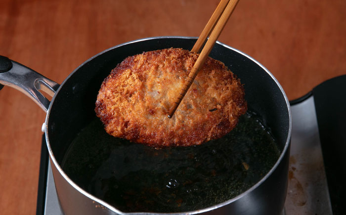 【しあわせチーズ工房】ラクレット使用！しあわせコロッケ 12個 《足寄町》【Woody bell】 [BEBM005]