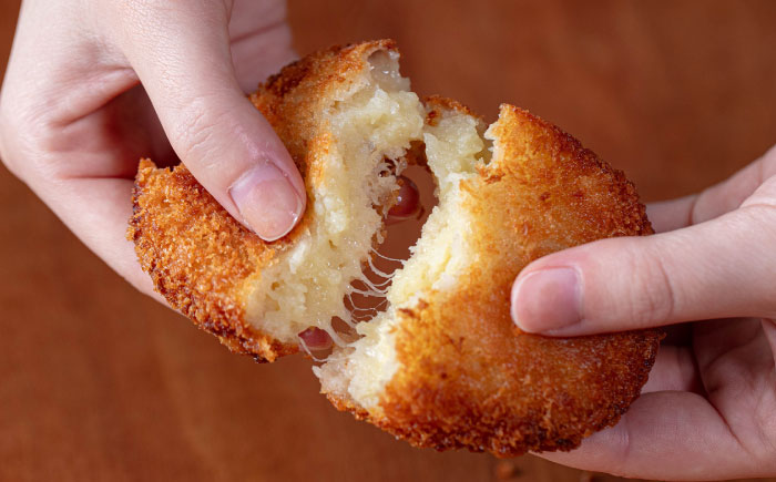 【しあわせチーズ工房】ラクレット使用！しあわせコロッケ 6個 《足寄町》【Woody bell】 [BEBM004]