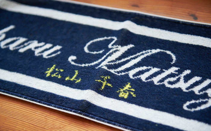 松山千春マフラータオル【足寄町道の駅限定】《足寄町》【NPO法人あしょろ観光協会】マフラータオル タオル 限定 メンズ レディース 松山千春 有名 有名人 芸能人 道の駅 あしょろ 北海道 [BEAE004]