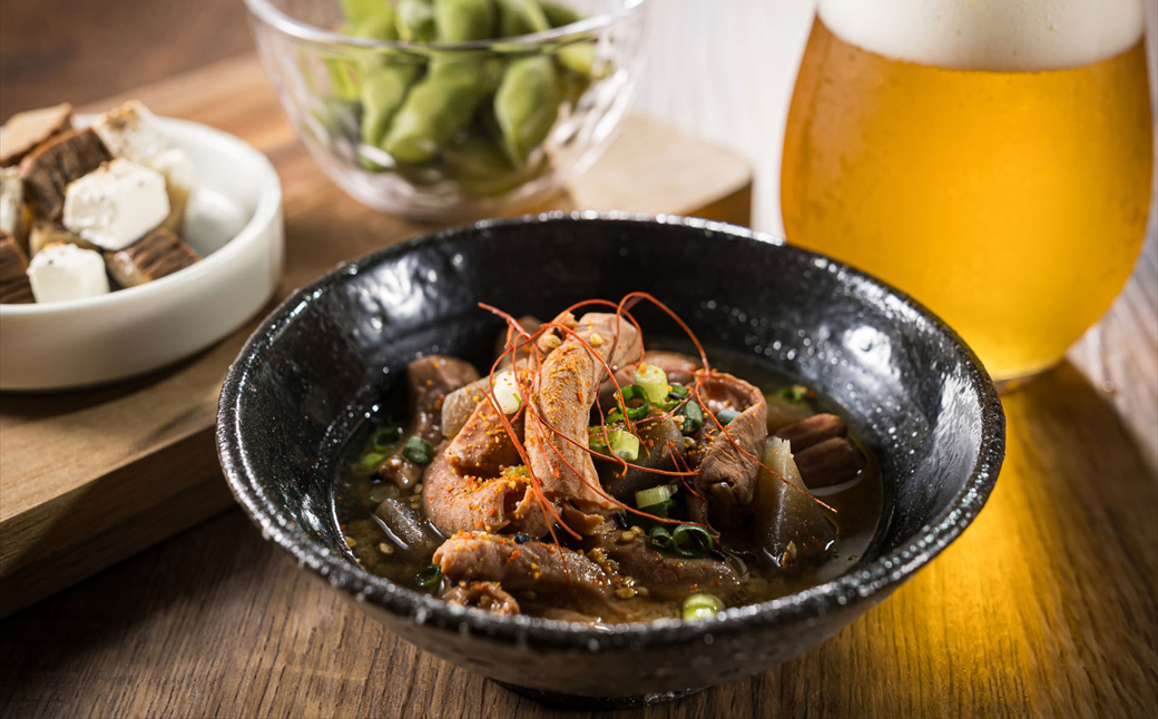 【定期便 12ケ月連続】 北海道産 もつ煮込み 170g×7パック ｜ 豚肉 豚もつ 豚ホルモン 煮込み 惣菜 晩酌 おつまみ ご飯のお供 簡単調理 温めるだけ レトルト レトルト食品 常温保存 お取り寄せ 森谷食品 トリプリしおた コラボ 一人暮らし おかず ご当地グルメ 12回定期便 定期便 12回 北海道 釧路町 釧路超 特産品 br03