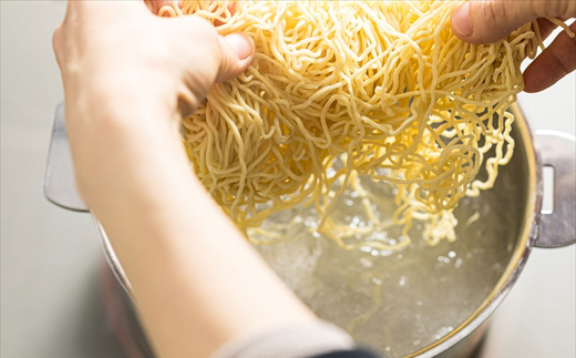 釧路町発 〆まで美味しい細ちぢれ麺（生麺 220g×2袋 計4食分） ｜ 人気 釧路ラーメン 細麺 鍋の締め ラーメン 生麺 鍋のシメ 鍋の〆に 食べるラーメン 冷蔵 スピード発送 すぐ届く 森谷食品 ご当地グルメ 1万円以下 10000円未満 北海道 釧路町 釧路超 特産品