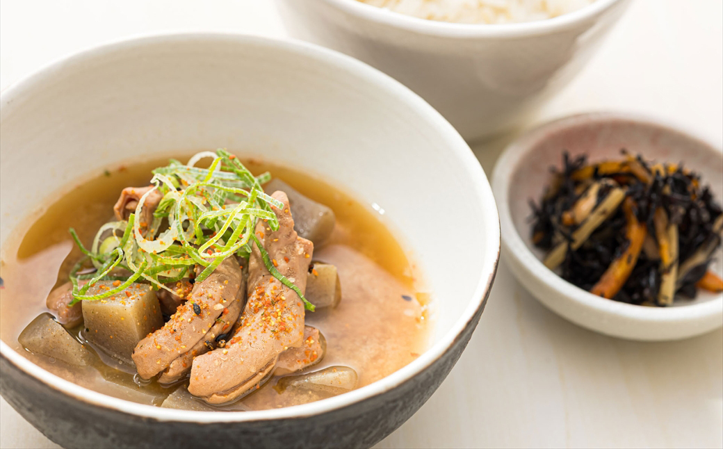 【定期便 3ケ月連続】 北海道産 もつ煮込み 170g×7パック ｜ 豚肉 豚もつ 豚ホルモン 煮込み 惣菜 晩酌 おつまみ ご飯のお供 簡単調理 温めるだけ レトルト レトルト食品 常温保存 お取り寄せ 森谷食品 トリプリしおた コラボ 一人暮らし おかず ご当地グルメ 30000円 北海道 釧路町 釧路超 特産品 br03