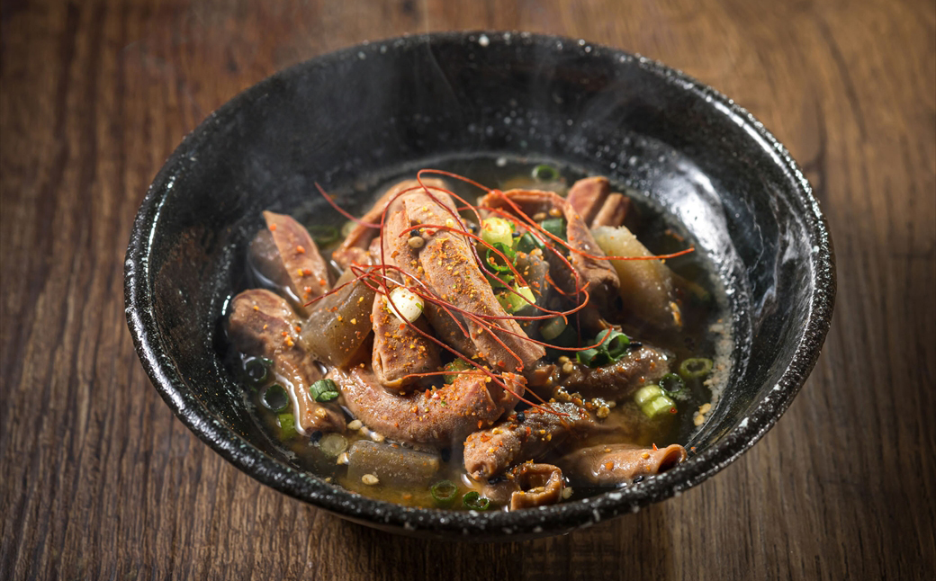 【定期便 3ケ月連続】 北海道産 もつ煮込み 170g×7パック ｜ 豚肉 豚もつ 豚ホルモン 煮込み 惣菜 晩酌 おつまみ ご飯のお供 簡単調理 温めるだけ レトルト レトルト食品 常温保存 お取り寄せ 森谷食品 トリプリしおた コラボ 一人暮らし おかず ご当地グルメ 30000円 北海道 釧路町 釧路超 特産品 br03