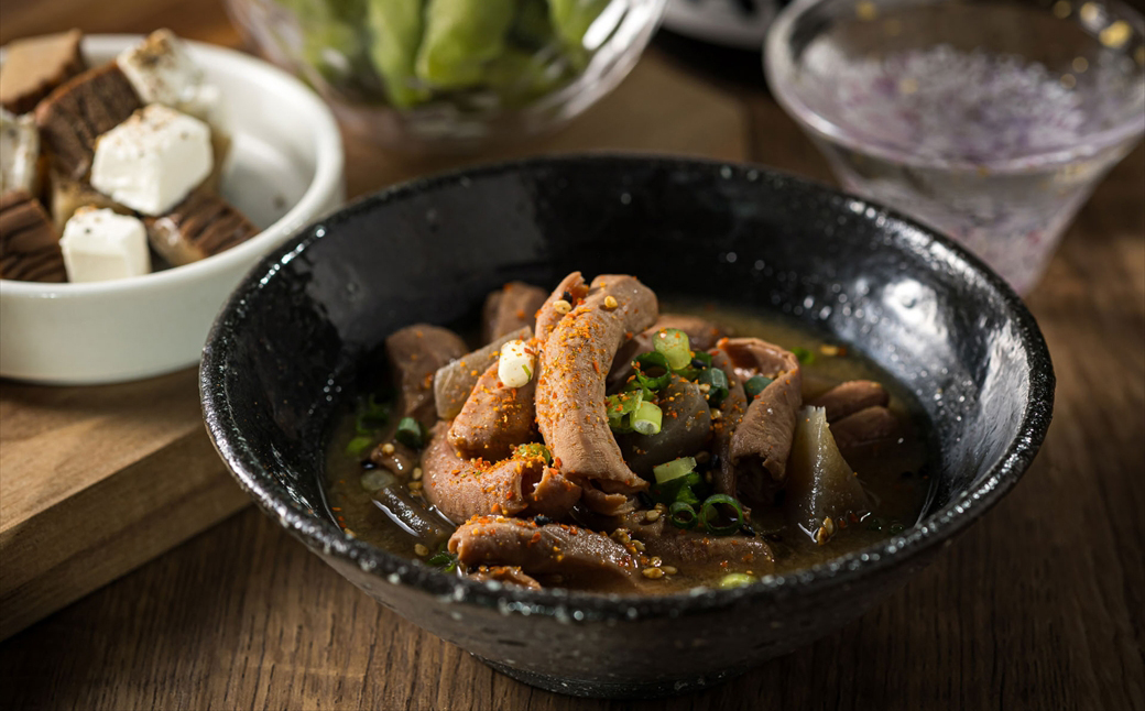 【定期便 12ケ月連続】 北海道産 もつ煮込み 170g×7パック ｜ 豚肉 豚もつ 豚ホルモン 煮込み 惣菜 晩酌 おつまみ ご飯のお供 簡単調理 温めるだけ レトルト レトルト食品 常温保存 お取り寄せ 森谷食品 トリプリしおた コラボ 一人暮らし おかず ご当地グルメ 12回定期便 定期便 12回 北海道 釧路町 釧路超 特産品 br03