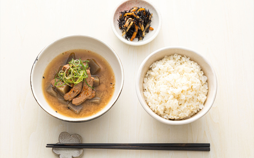 【定期便 3ケ月連続】 北海道産 もつ煮込み 170g×7パック ｜ 豚肉 豚もつ 豚ホルモン 煮込み 惣菜 晩酌 おつまみ ご飯のお供 簡単調理 温めるだけ レトルト レトルト食品 常温保存 お取り寄せ 森谷食品 トリプリしおた コラボ 一人暮らし おかず ご当地グルメ 30000円 北海道 釧路町 釧路超 特産品 br03