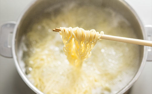 釧路町発 〆まで美味しい細ちぢれ麺（生麺330g×4袋 計12食分）【1月7日以降順次発送】 北海道産 小麦100％ 使用 北海道で人気 細麺 釧路ラーメン 鍋の締め 生麺 鍋のシメ 冷蔵 配送月指定 配送月を選べる 配送時期 発送月が選べる 発送月 スピード発送 すぐ届く 森谷食品 ご当地グルメ 1万円以下 10000円未満 2026年 年始発送 北海道 釧路町 釧路超 特産品