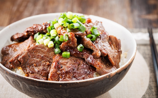 【定期便 4ヶ月連続】国産 味付け 牛カルビ 200g×5パック 合計1kg | 大容量 小分け 焼肉 冷凍 家庭用 焼き肉用 味付きカルビ タレ味 精肉 アウトドア キャンプ BBQ おすすめ 人気 焼肉食材専門店 トリプリしおた 北海道 釧路町 釧路超 特産品 br04