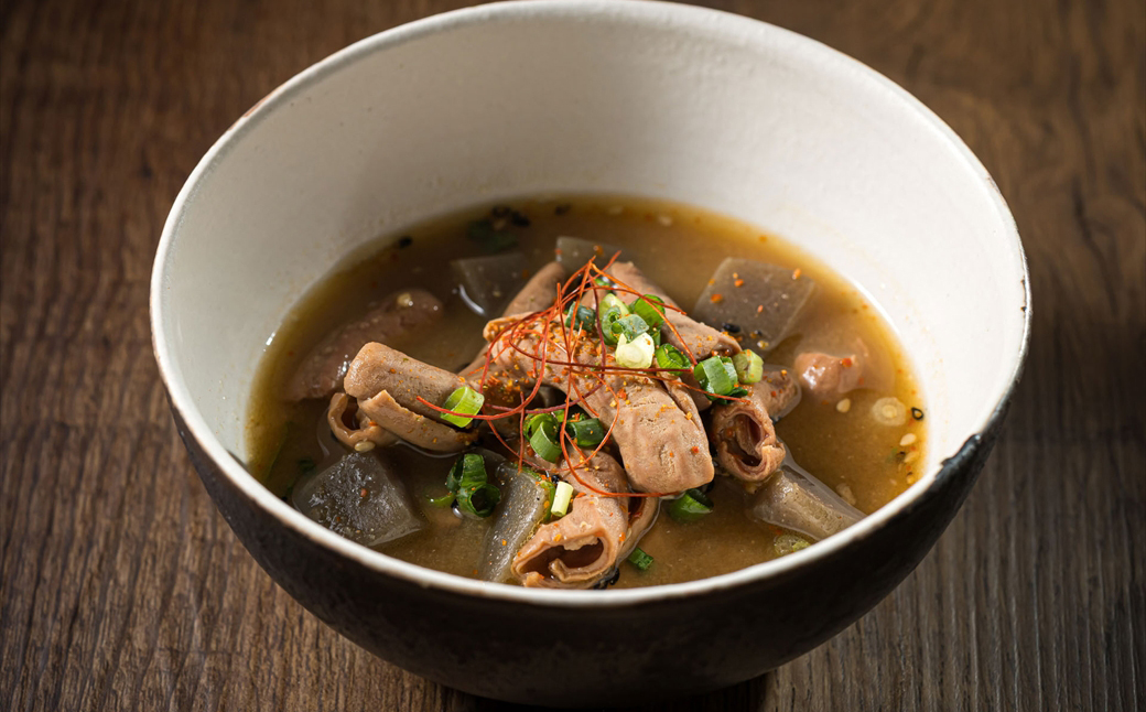 【定期便 12ケ月連続】 北海道産 もつ煮込み 170g×7パック ｜ 豚肉 豚もつ 豚ホルモン 煮込み 惣菜 晩酌 おつまみ ご飯のお供 簡単調理 温めるだけ レトルト レトルト食品 常温保存 お取り寄せ 森谷食品 トリプリしおた コラボ 一人暮らし おかず ご当地グルメ 12回定期便 定期便 12回 北海道 釧路町 釧路超 特産品 br03