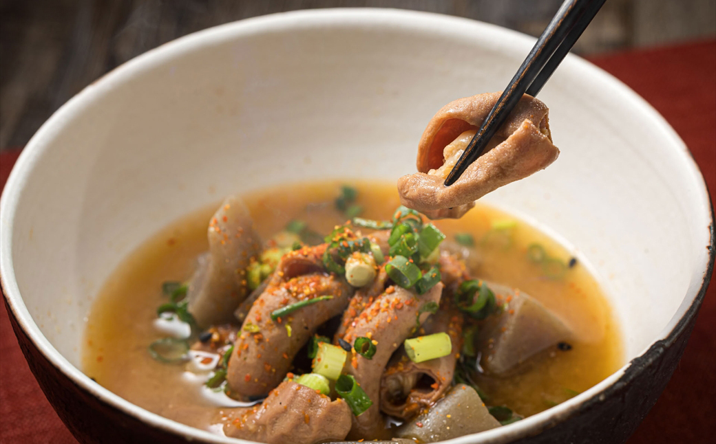 【定期便 3ケ月連続】 北海道産 もつ煮込み 170g×7パック ｜ 豚肉 豚もつ 豚ホルモン 煮込み 惣菜 晩酌 おつまみ ご飯のお供 簡単調理 温めるだけ レトルト レトルト食品 常温保存 お取り寄せ 森谷食品 トリプリしおた コラボ 一人暮らし おかず ご当地グルメ 30000円 北海道 釧路町 釧路超 特産品 br03