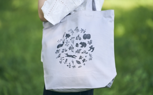 [磯 優子 / Yuko Iso] オリジナルデザイン キャンバストートバック（約37cmx 36cm x 11cmのマチ付き）×1コ｜ オリジナル デザイン おしゃれ かわいい シンプル バッグ レディース A4 通勤 通学 ショルダー 北海道 釧路町 釧路超 特産品