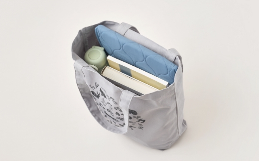 [磯 優子 / Yuko Iso] オリジナルデザイン キャンバストートバック（約37cmx 36cm x 11cmのマチ付き）×1コ｜ オリジナル デザイン おしゃれ かわいい シンプル バッグ レディース A4 通勤 通学 ショルダー 北海道 釧路町 釧路超 特産品