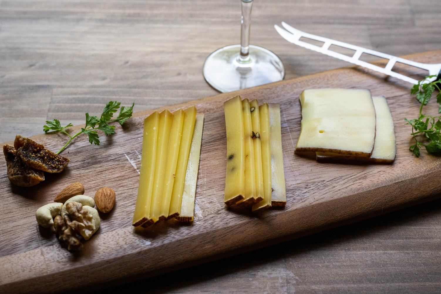 北海道標茶町　長坂牧場　本格派ナチュラルチーズ４種詰め合わせ（大）　総重量800ｇ【 ナチュラルチーズ 乳製品 発酵 熟成 グルメ ギフト お取り寄せ 標茶町 北海道 】