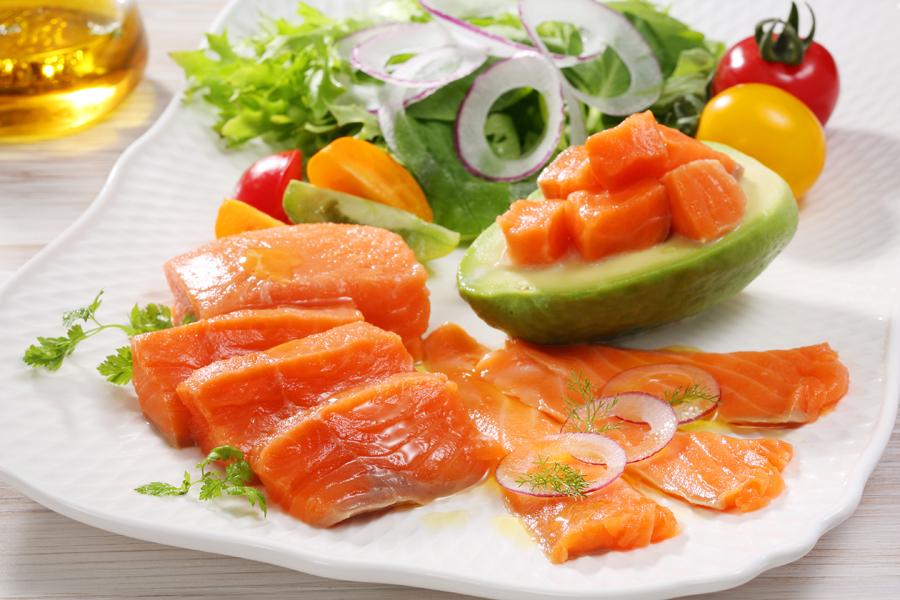 ギンサケサーモン【2kg】 小分け 下処理不要 絶品の「塩締め」レシピ ふるさと納税 海鮮 サーモン 鮭 魚 銀鮭 刺身 生食用 さけ サケ ふるさと ランキング 人気 魚介類 魚介 北海道 白糠町