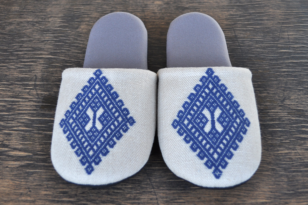 津軽こぎん刺し ペアスリッパB【生成／せいじ】（スリッパ 全て24.5cm）【 民芸品 工芸品 伝統技術 日用品 お揃い 生成 せいじ 青 】 [スリッパ こぎん刺し 伝統工芸 刺繍 室内 来客用 手づくり 滑りにくい 履き心地 素朴 繊細 美しい]