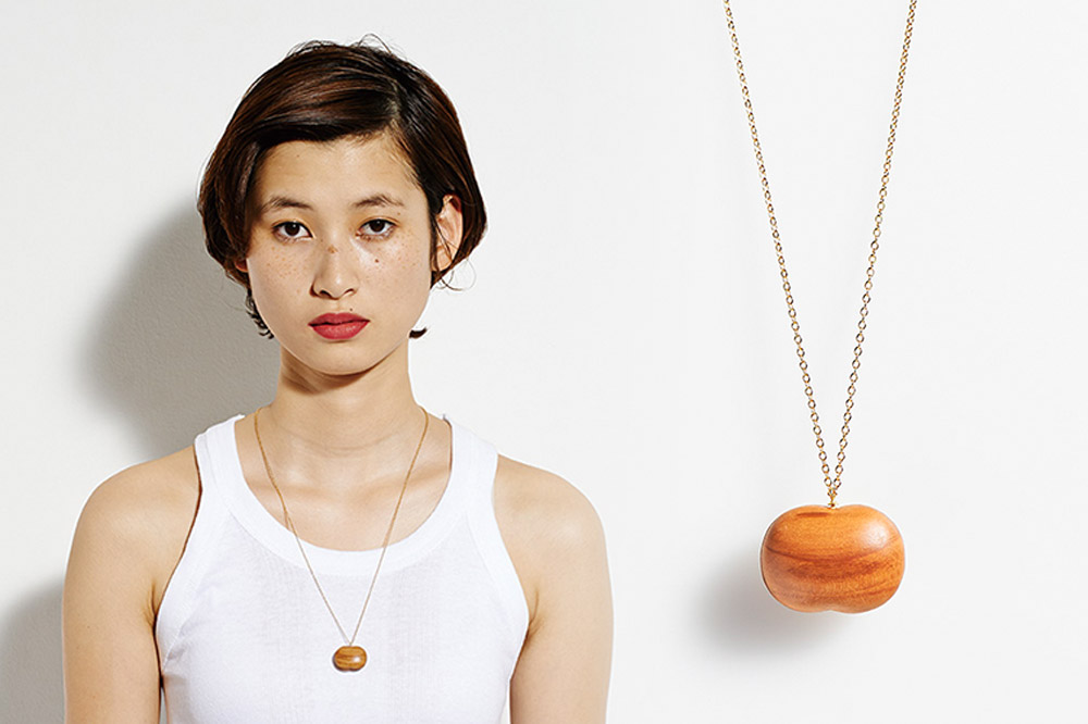 ネックレス「一粒の大きなりんご」（Long） 木製 おしゃれ かわいい 日本製 アップル 林檎 モチーフ アクセサリ