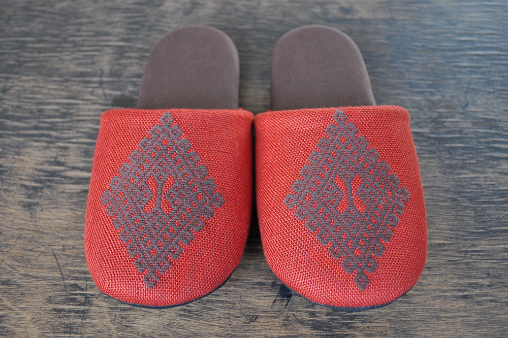 【寄附金額見直しました】津軽こぎん刺し ペアスリッパA【赤／紺】（スリッパ 全て24.5cm）【 民芸品 工芸品 伝統技術 日用品 お揃い 赤 紺 】