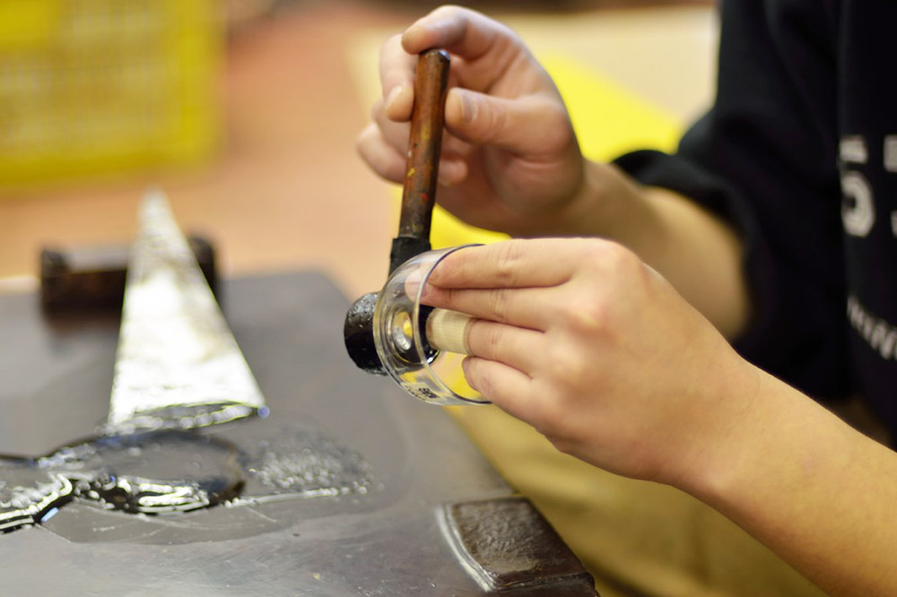 津軽塗 ガラス ぐい呑み（足高) 呂／茜ペア  伝統工芸 漆器 青森 おしゃれ お祝い テーブルウェア 食器 カトラリー