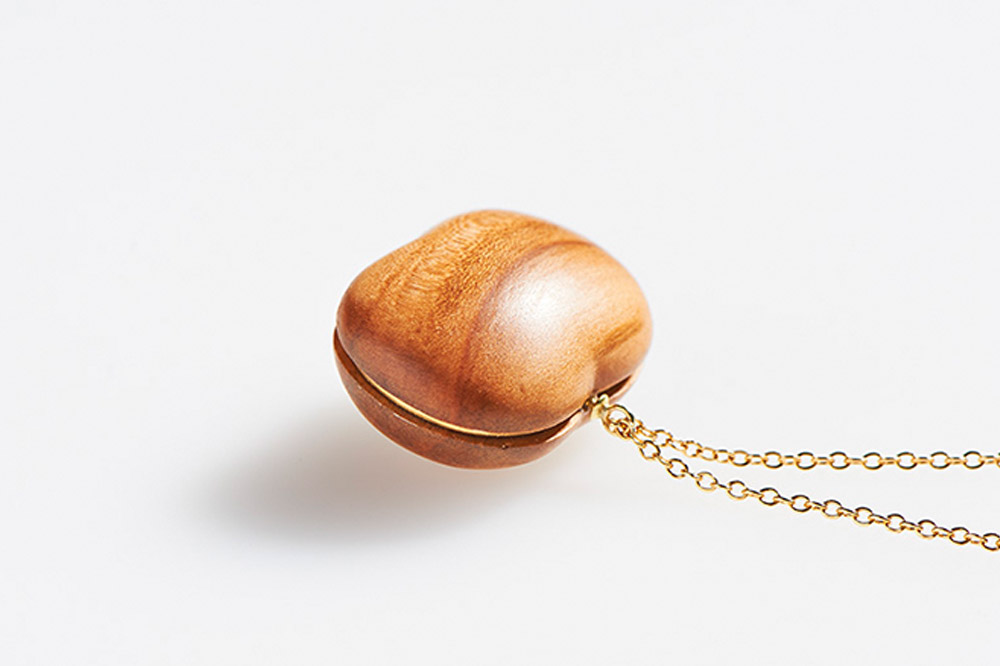 ネックレス「一粒の小さなりんご」（Long） 木製 おしゃれ かわいい 日本製 アップル 林檎 モチーフ アクセサリ